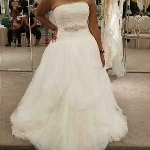 Vera Wang wedding dress (belt not included)